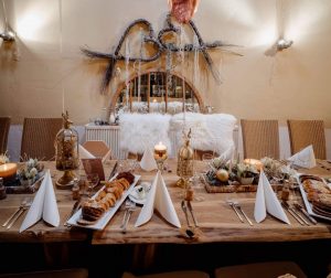Rustikale Dekoration mit viel Holz und Fellen für Ihre Hofhochzeit auf dem Krewelshof.